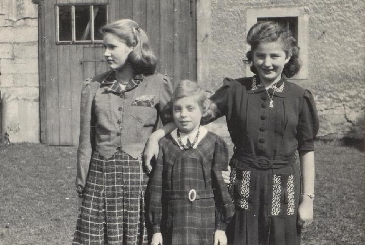 4. Brigitte (Seredina 8 let) s sostrami.JPG - Brigitte (Seredina, 8 let) s sostra